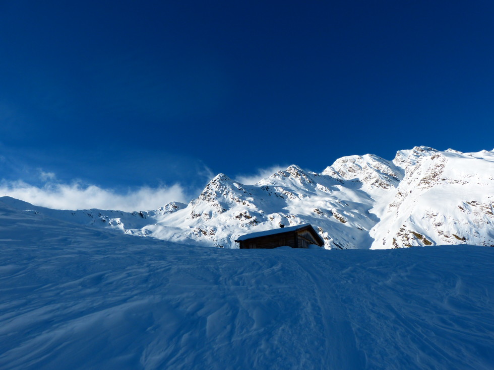 Entholzeralm im Aufstieg, dahinter die Hohe Ferse