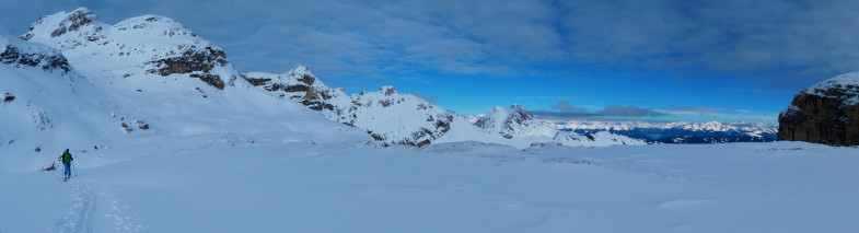 Am Puezjoch mit Blick zum weiteren Anstieg, ganz links oben der Gipfelhang.