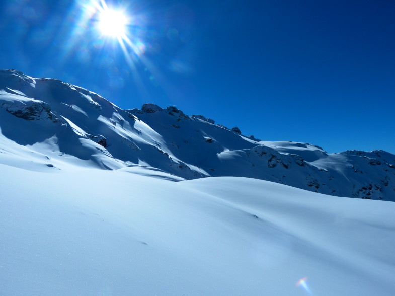 Im Aufstieg zum Eisenkar mit Blick zur Naviser Sonnenspitze.