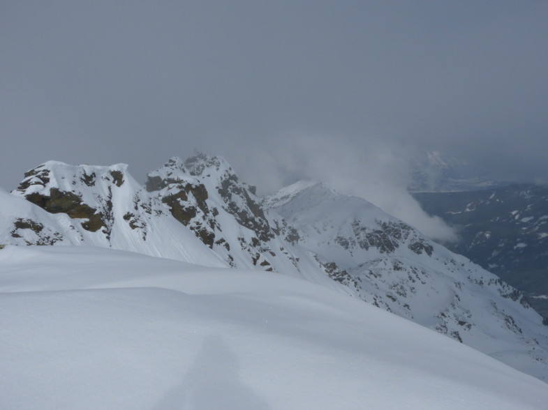 Blick hinüber zum Hauptgipfel mit Gipfelkreuz, rechts davon der Rosskopf