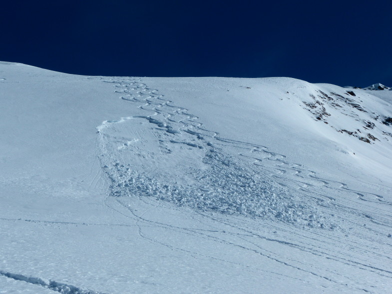 Kleines Schneebrett im steilen Gipfelhang der Grabspitze