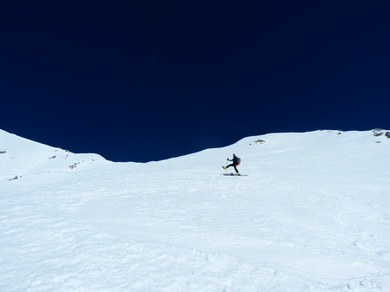 Andi mit nur einem Ski, kurz unterhalb des Gipfelgrates