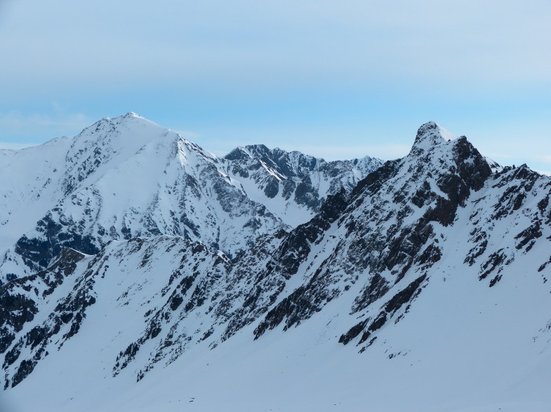 Blick hinaus zum Pirchkogel (links) und zur steilen Flanke der Vorderen Karlesspitze (rechts)
