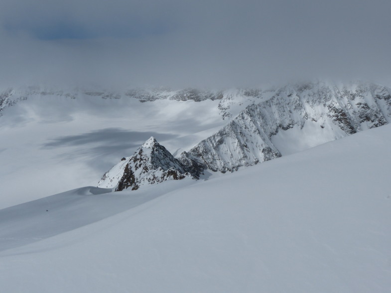 Kurz unterhalb des Gipfels mit Blick zur Müllerhütte, der Pfaff noch wolkenverhangen.