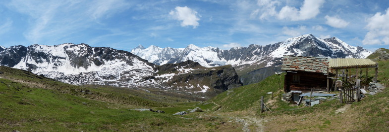 Vom Gletscher ins Grüne, in der Bildmitte Pigne de la Le, links hinten der mächtige Dent Blanche