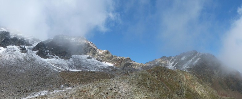 Abstieg Schöllerkogl rechts und Kraspesspitze links im Nebel