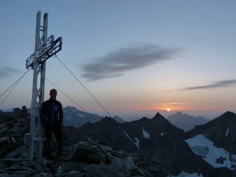 Ich auf der WKSSpitze mit Östlichen Daunkogel und Stubaier Wildspitze ganz rechts