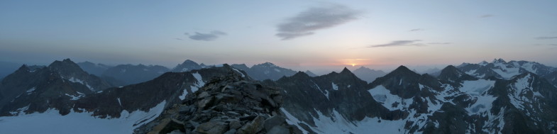 Gipfelpanorama auf der WKSSpitze, links die Wilde Leck, Schrankogel, Schrandele, Ruderhofspitze, Daunkögel, Habicht, Stubaier Wildspitze, Schaufelspitze, Freiger, Pfaff und Zuckerhütl.