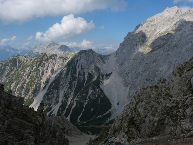 Am Klettersteig mit Blick zum Hölltörl