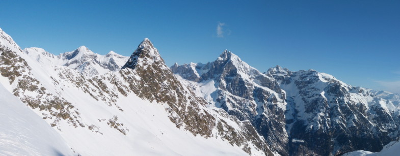 Maurerspitzscharte mit Schneespitz, Weißwandspitze, Pflerscher Pinggl, Goldkappl, Pflerscher Tribulaun, Schwarze Wand und der Obernberger Tribulaun von links nach rechts