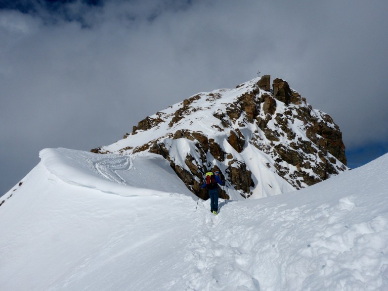 Die letzten Meter zum Gipfelkreuz, bei guten Bedingungen sicherlich mit Skiern machbar