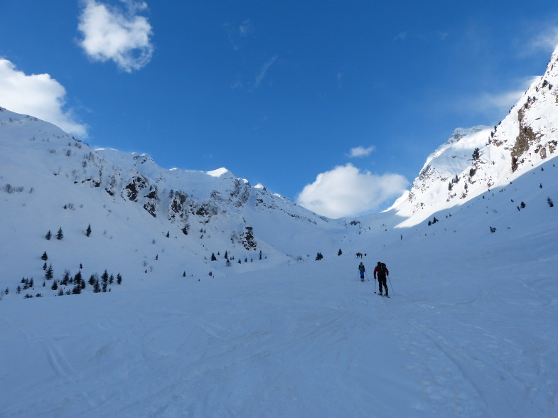 Herrliches Skigelände, ganz hinten die Maurerspitzscharte 2511m