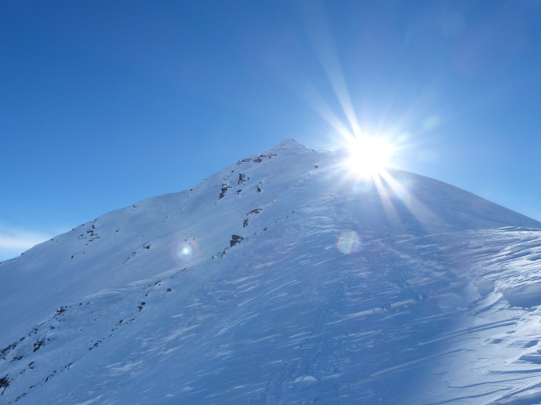 Der stark verblasenen Gipfelgrat..bin bis knapp unterhalb des Gipfels mit Skiern aufgestiegen