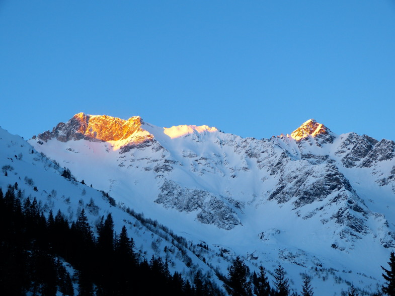 Sunrise im Gschnitztal, Weißwandspitze und Schafkamp bekommen die ersten Sonnenstrahlen ab