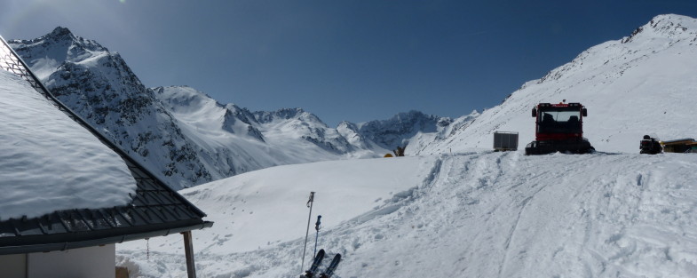 An der Potsdamerhütte, der Gipfel etwas links der Bildmitte