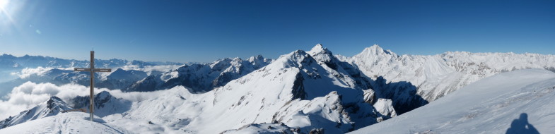 Gipfelpanorama auf der Wasenwand mit Blick zur Hammerspitze, Kirchdachspitze und der dominante Habicht