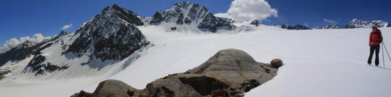 In der Abfahrt mit Ruderhofspitze Bildmitte und links davon die Hochmoosscharte, unser Übergang