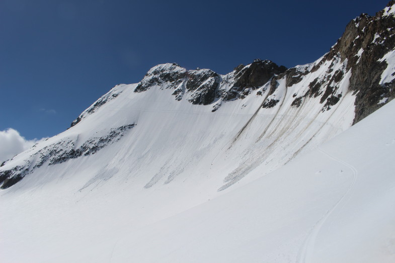 Abfahrtsspuren und die hohe Querung hinüber in die Hochmoosscharte