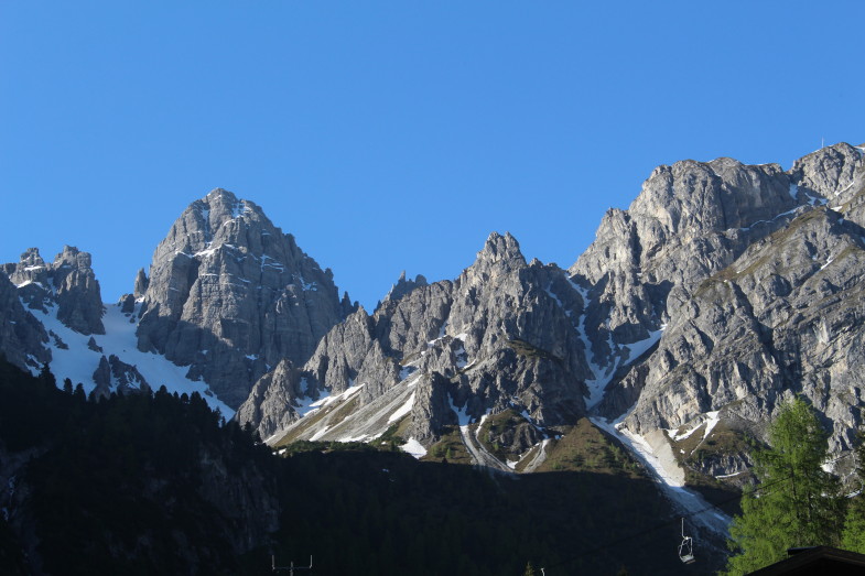 Am Parkplatz in der Lizum mit Blick zur Marchreisenspitze