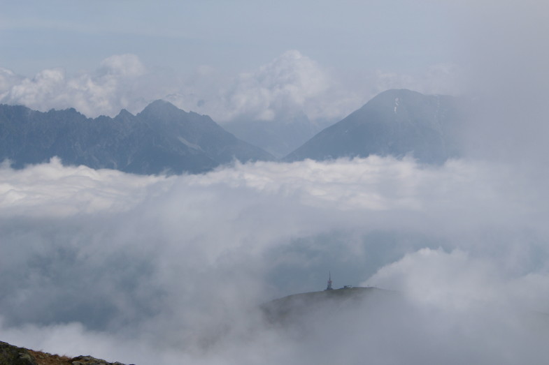 Rangger Köpfl taucht aus der Nebelsuppe auf..im Hintergrund Erlspitze und Großer Solstein (rechts)