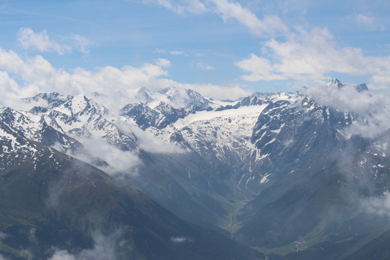 Blick hinein nach Lisens, rechts schaut da LFK mit sein Spitzl aussa