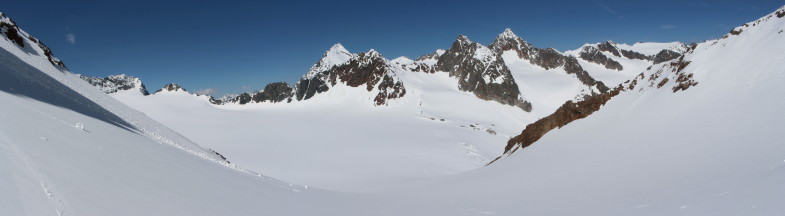Zurück am Schwarzenbergferner mit der Wildgratscharte in Bildmitte, links der Schrankogel und rechts der zweite Gipfel das Schrandele