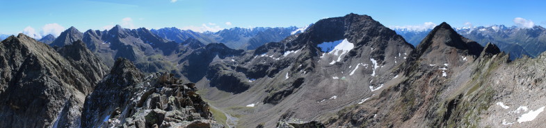 Am Grat, links die Wechnerwand, dann Neunerkogel, Sulzkogel und rechts der Hochreichkopf, Hochbrunnachkögel