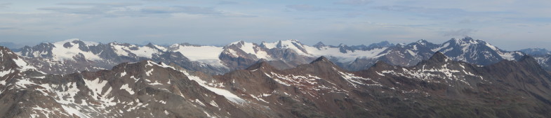 Gipfelpano am Similaun, rechts die Ötztaler Wildspitze und links davor die Kreuzspitze