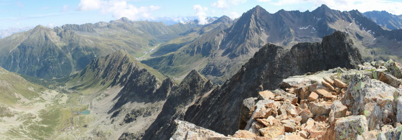 Gipfelpano auf der Wechnerwand mit markantem Mittergrat und Neunerkogel beziehungsweise Sulzkogel