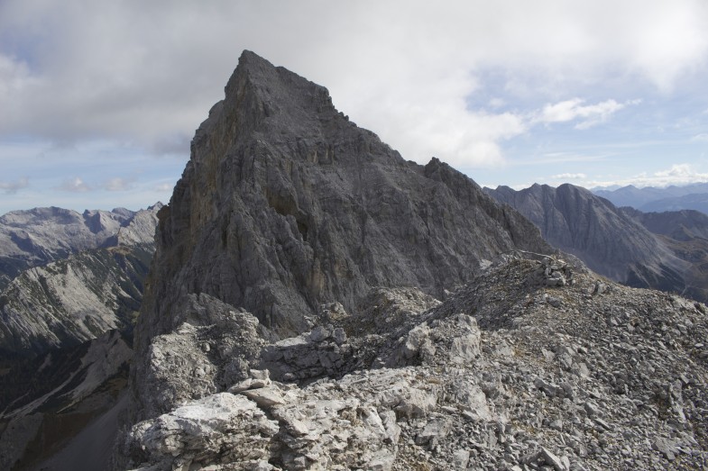 Westliche Praxmarkarspitze und rechts im Vordergrund das markante Gipfelkreuz der JK- Spitze ;-D
