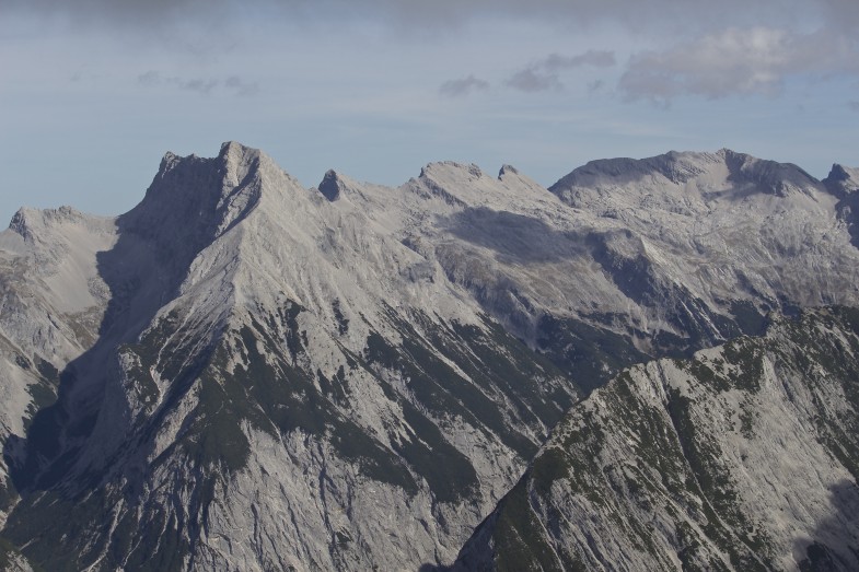 Die markanten Sonnenspitzen, Laliderer Spitze, Laliderer Wände, Dreizinkenspitze und Grubenkarspitze (von links nach rechts)
