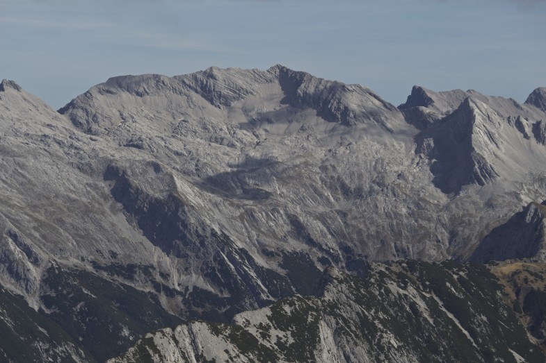 Grubenkarspitze, links Dreizinkenspitze und rechts die Rosslochspitze mit ihrem markanten SW Grat