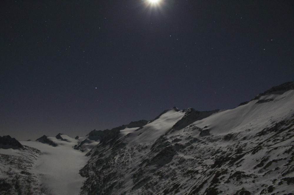 Mond überm Schalfkogel, meine ersten Nachtversuche..leider ist mir das Stativ gebrochen
