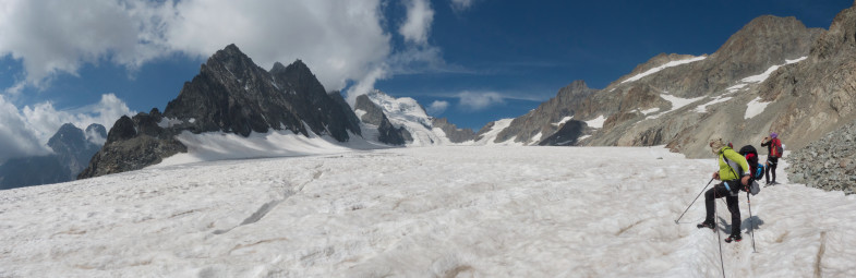 Abstieg Dom, links hinten der Gipfel, rechts das Refuge des Ecrins