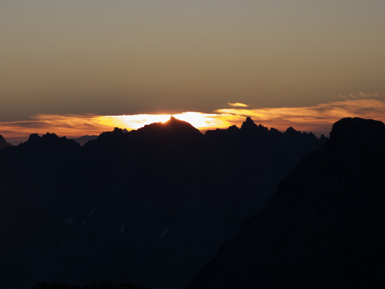 Sonnenaufgang, alles wird in ein sanftes Rot getaucht