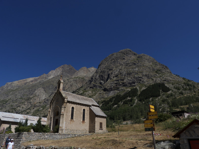 Im Tal angekommen geht es natürlich gleich in die Kirche