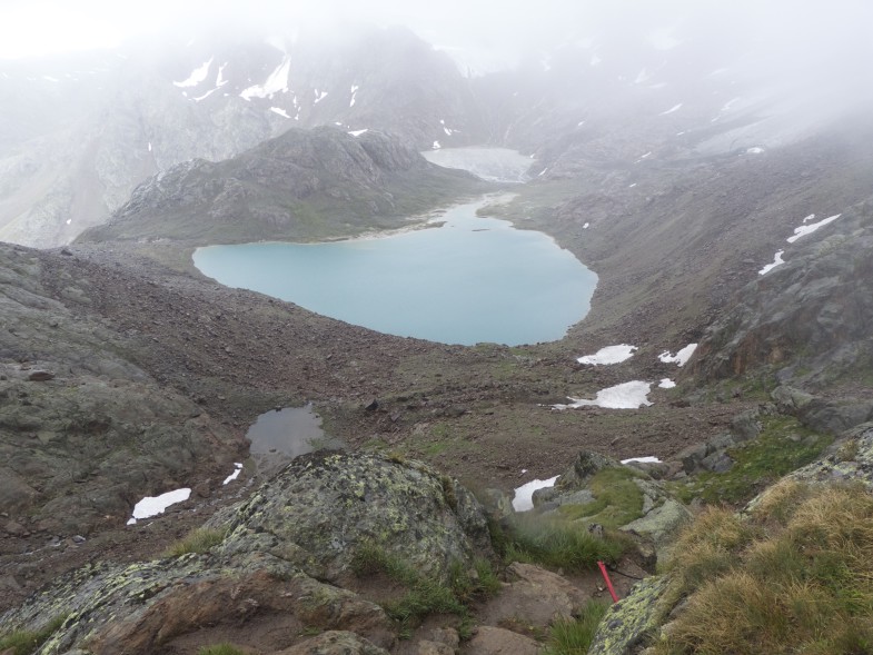 Gletschersee im Abstieg, das Wetter sehr bescheiden