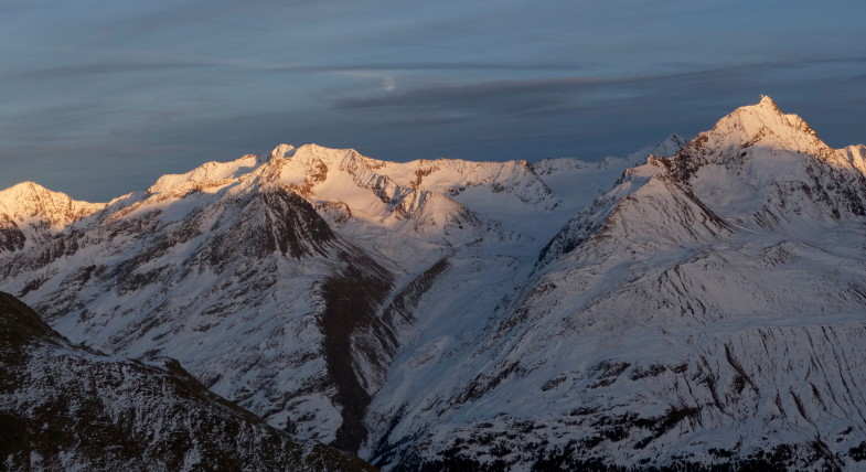 Mond in den Ötztalern, rechts der Große Ramolkogel