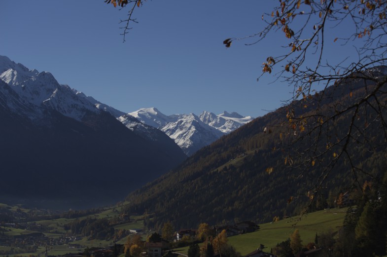 Stubaital im Herbst mit Blick zu Freiger- Pfaff und Zuckerhütl