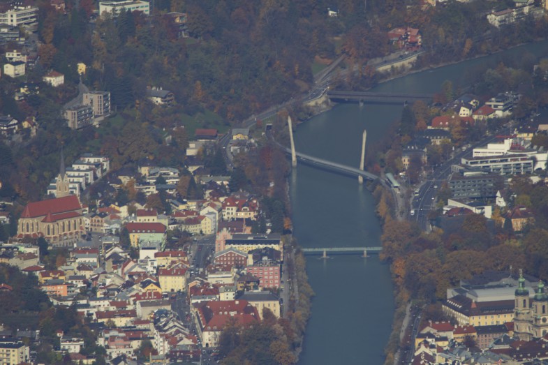 Tiefblick auf den Inn, Kongresshaus und Hungerburgbahntrasse