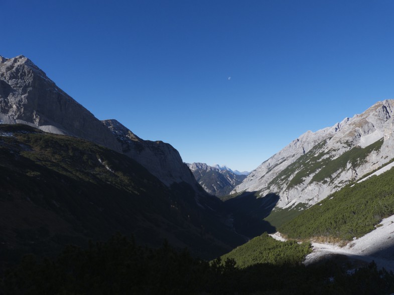 Von dort sind wir gekommen, der Mond steht auch noch am tiefblauen Himmel