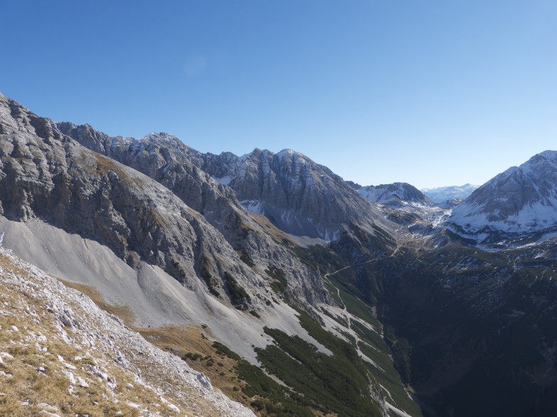 Anstieg am Südgrat, hinten die Stempeljochspitzen sowie Halltaler Rosskopf, Pfeisenspitz rechts der Bildmitte