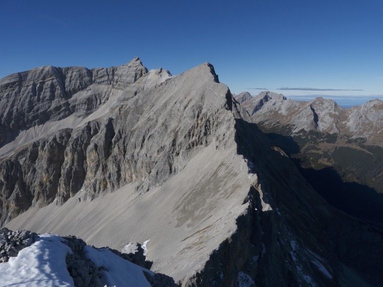 Kühlkarspitze, der dritte Gipfel für heute. Gegenüber die markante Moserkarspitze und der etwas luftige Abstieg über den Ostgrat.