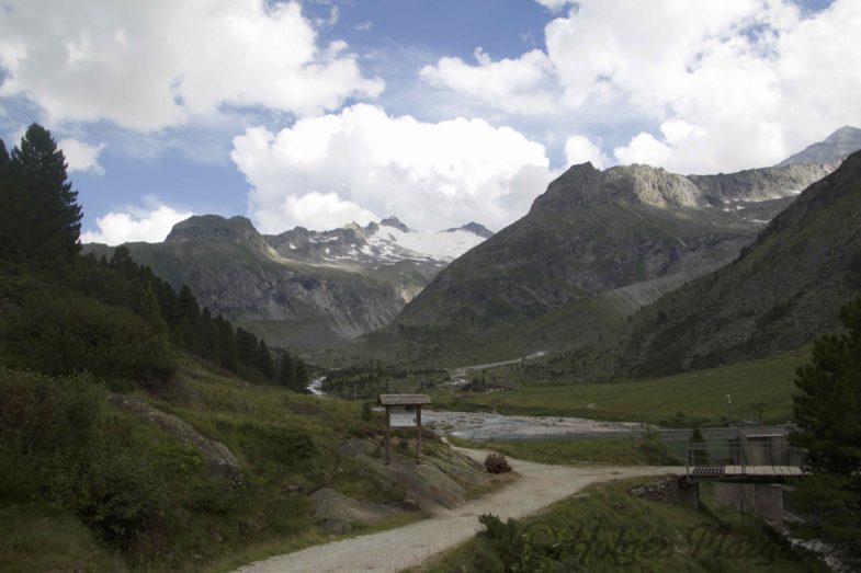 Das Tal wird wieder flacher, kurz vor der Alpenrosehütte. Von hier noch rund 30 Minuten bis zur Berliner Hütte.