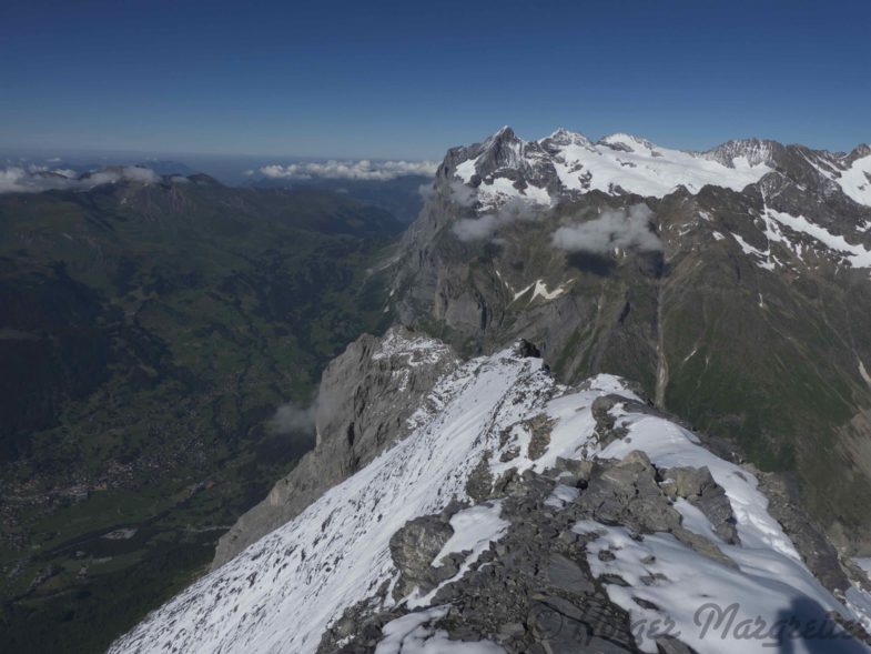 Ausblick von der Hütte aufs Osteck, links unten liegt Grindelwald