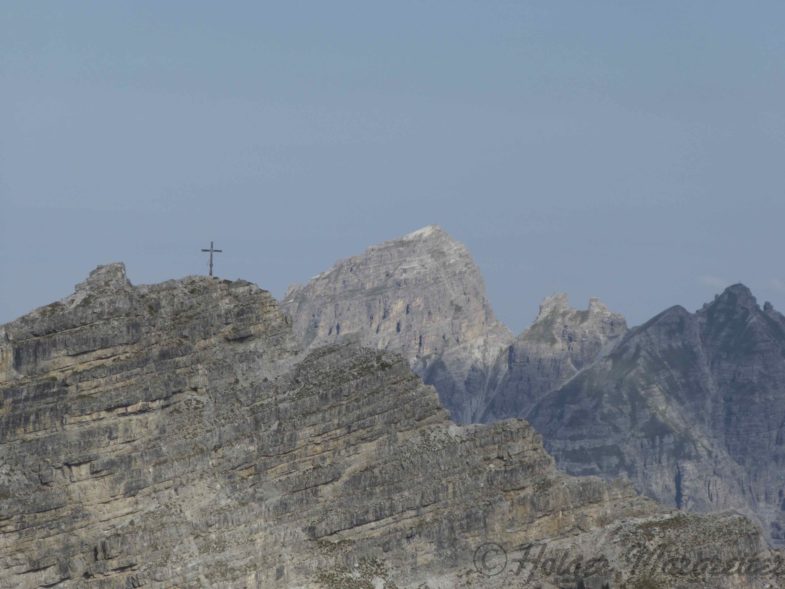 Sonnenstein Gipfelkreuz dahinter die Marchreisenspitze.