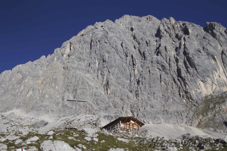 Mustersteinhütte unterhalb des Mustersteines