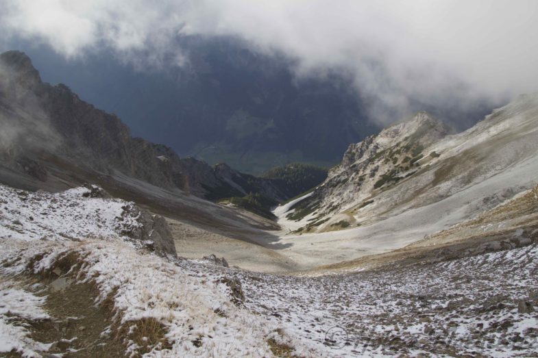 Kurz vorm Serlesjöchl wieder etwas Sonne mit Blick hinunter ins Stubaital