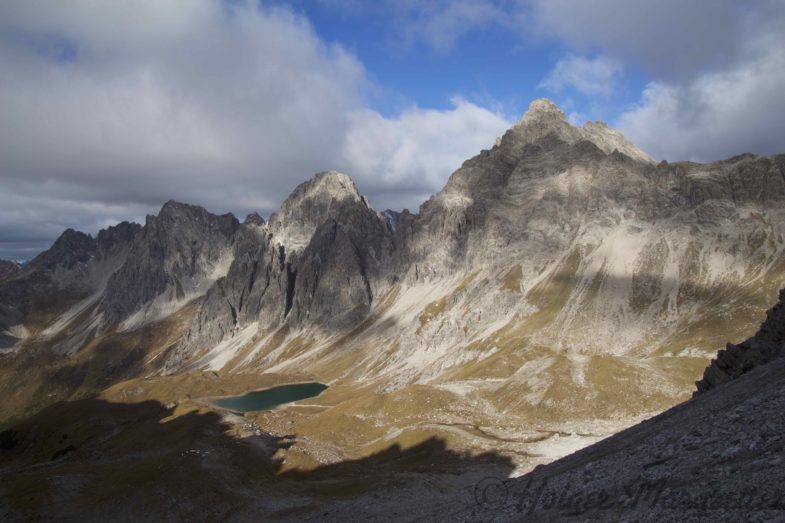 Rückblick zum wunderschön gelegenen Steinsee mit Dremelspitze (rechts)
