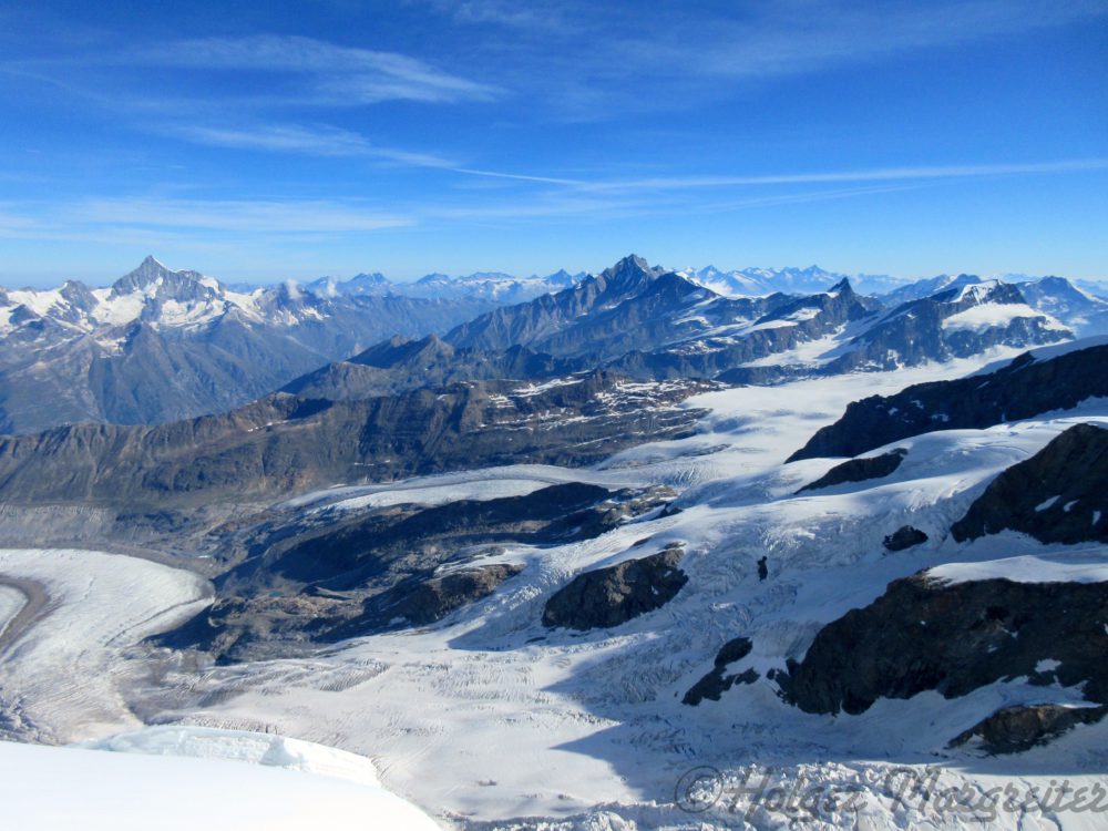 Links das Weisshorn- rechts Täschhorn und Dom davor Rimpfischhorn und dazwischen der Alphubel